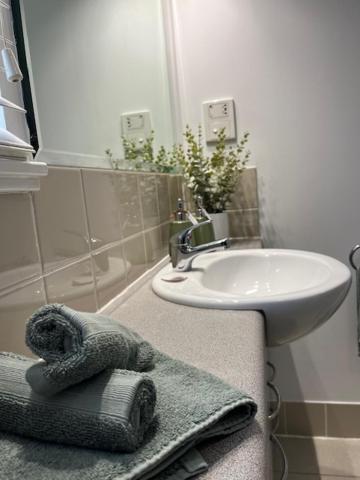 Mounts Bay 2 Bedroom - Near Kings Park - Free Parking Apartment *
